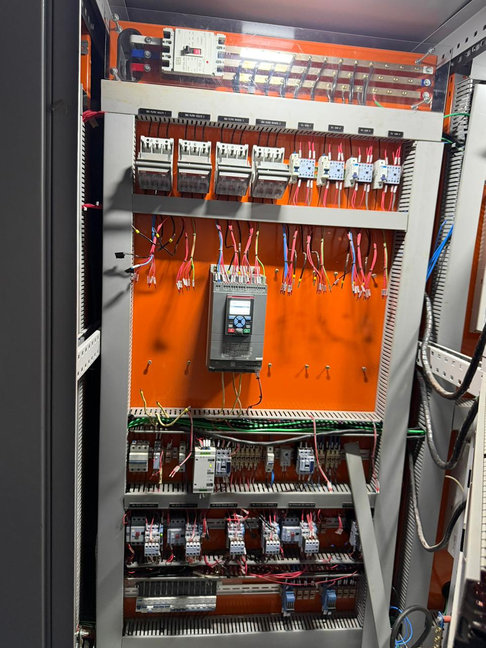Ambiente industrial com automação